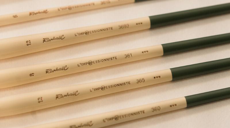 Un artiste utilisant des pinceaux aquarelle pour peindre un paysage impressionniste français